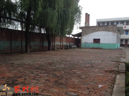 扶風(fēng)縣降帳鎮(zhèn)上宋初中準(zhǔn)備用來重建餐廳的空地