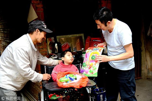 漢中特教老師翻山越嶺為特教生過“六一”節