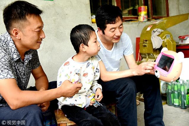 漢中特教老師翻山越嶺為特教生過“六一”節