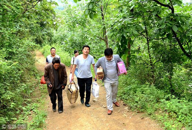 漢中特教老師翻山越嶺為特教生過“六一”節