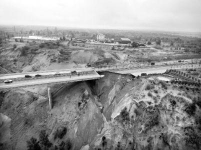 榆林暴雨襲擊洪水毀橋 致小車墜落司機(jī)受傷