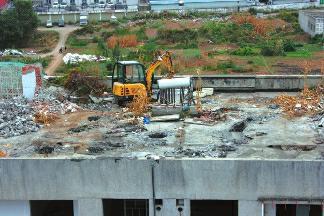 山陽一棚改項目樓里還有住戶 樓頂挖掘機開拆